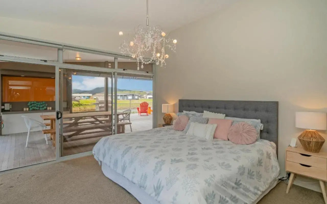 Sanctuary By The Water - Matarangi Holiday Home