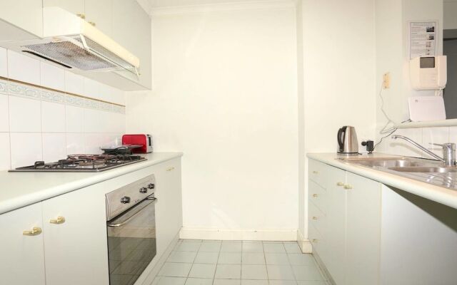 3 Bedrooms 2 Car Parks Carlton Garden Opposite