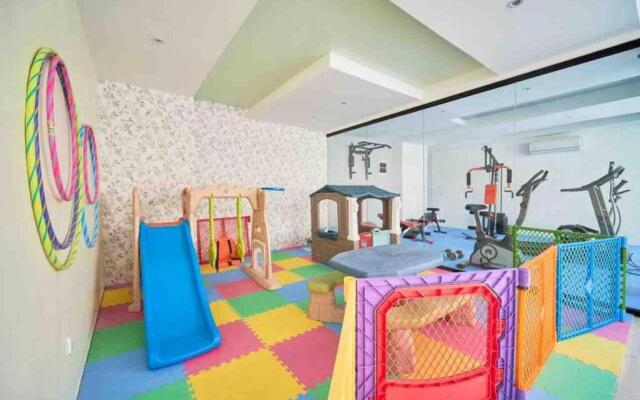 Modern 1BD Downtown+Pool+SmarTVs+BBQ+Gym