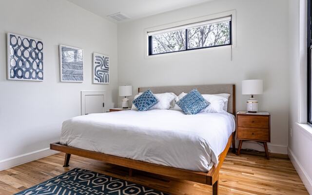 Rooftop Deck 5 Mins to Downtown