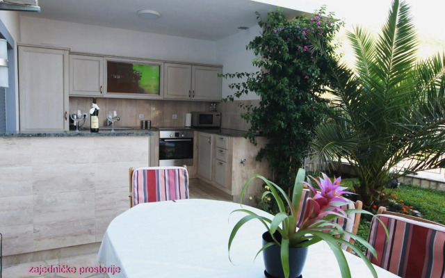 Montelux Apartments
