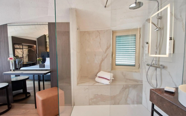 Watana Hotel
