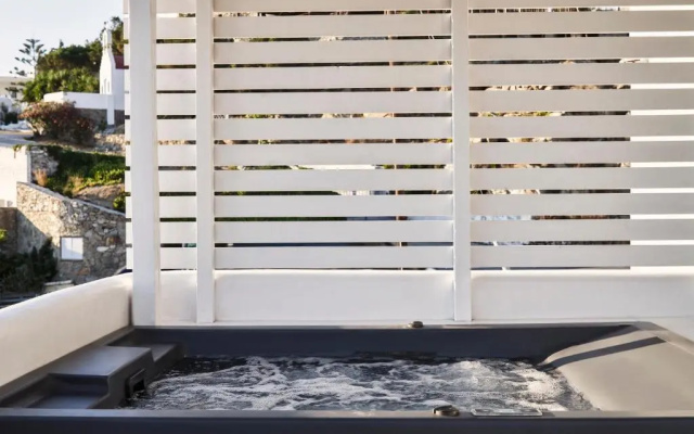 Periscope Suite with Outdoor Hot Tub