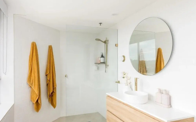 Ocean View Coastal Haven in Burleigh