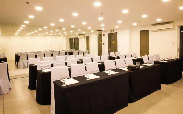 Jade Hotel & Suites