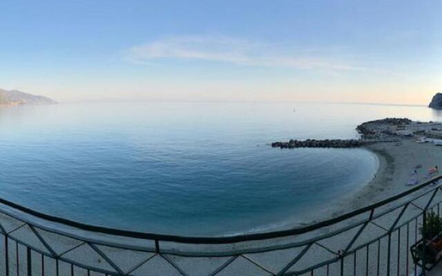 Bea's Apartment - The window to the sea - Seafront