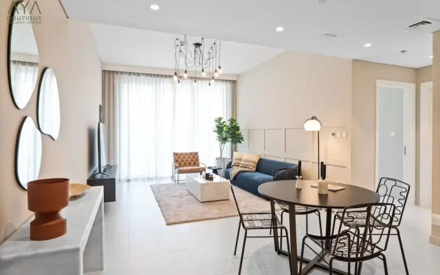 Aya - Elegant 1BR Apartment With Balcony and Creek Views