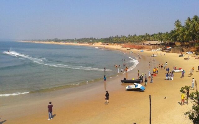 Ocean Waves Goa Holiday