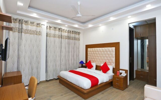 OYO 12692 Amexx Residency