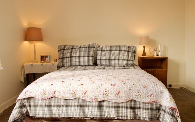 2 Bedroom Edinburgh Apartment