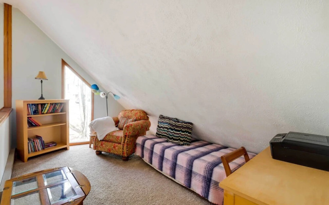 Spacious Pocono Lake House Near Skiing & Swimming!