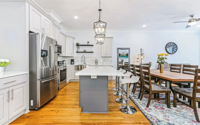 Spacious 4BR Condo with Pool