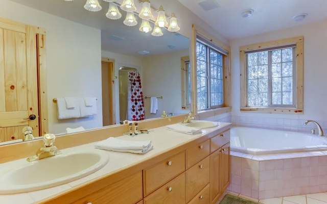 3 Mt Baker Peaceful Lodge Style Home with Private Hot Tub and BBQ on the Patio by RedAwning