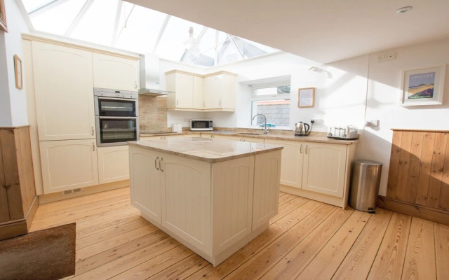 Stables Croyde 4 Bedrooms, Sleeps 8, Sea & Beach Views