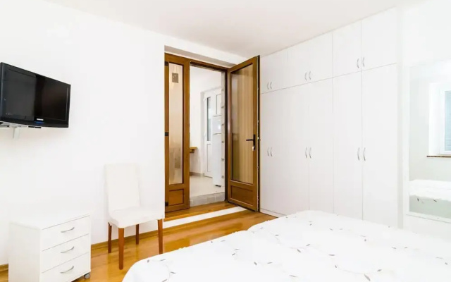 Apartments Nikola - One Bedroom Apartment With Terrace and Garden View