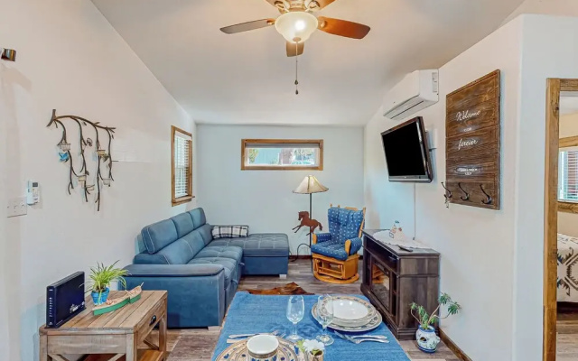 1BR Dog-friendly Lakefront Cabin w/ Canoes