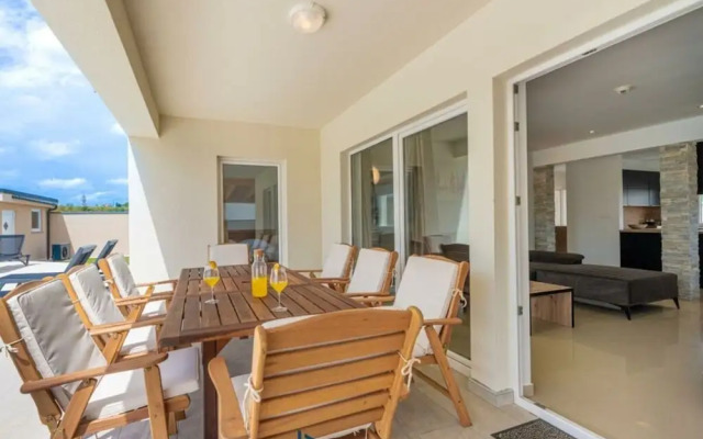 Villa Dvor Comfortable Holiday Residence