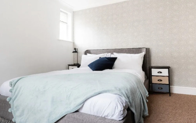 The Emmanuel Orchard - Central 4BDR Home with Parking