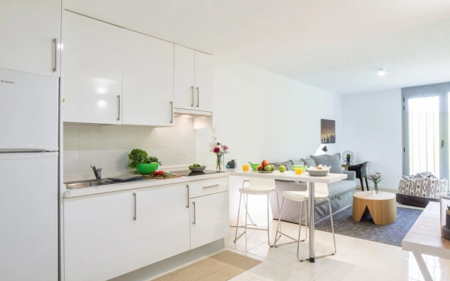 Stylish retreat in-between the ocean and mountains