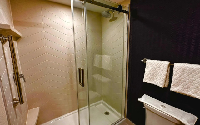 Newmarket Hotel & Suites