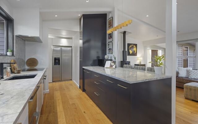 Gorgeous Family Home-Fully Fenced & Toys