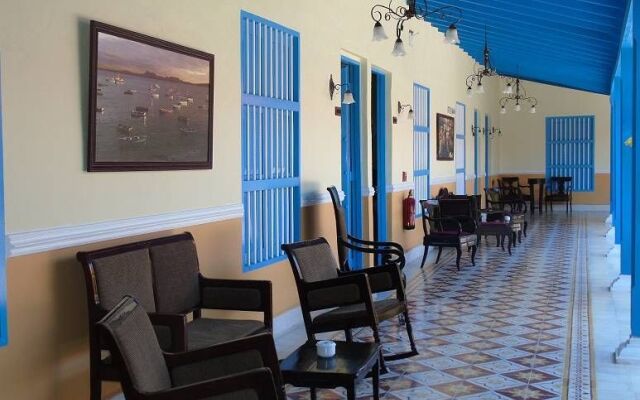 Hotel E Plaza Colón