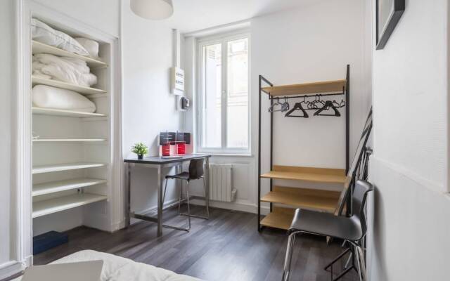 Homely Apartment Near Place de la Victoire