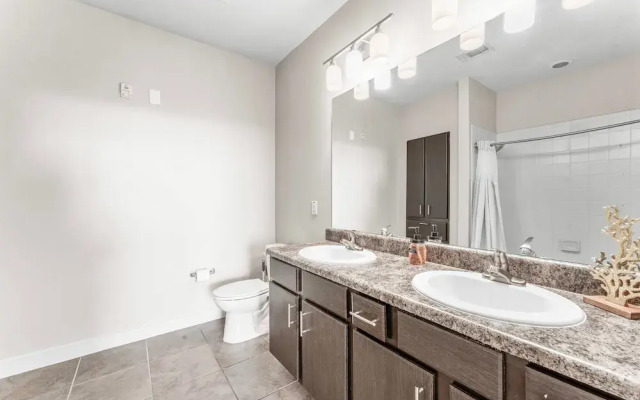 Airy Soco 2BR King Suite w Gympickleballlaundry