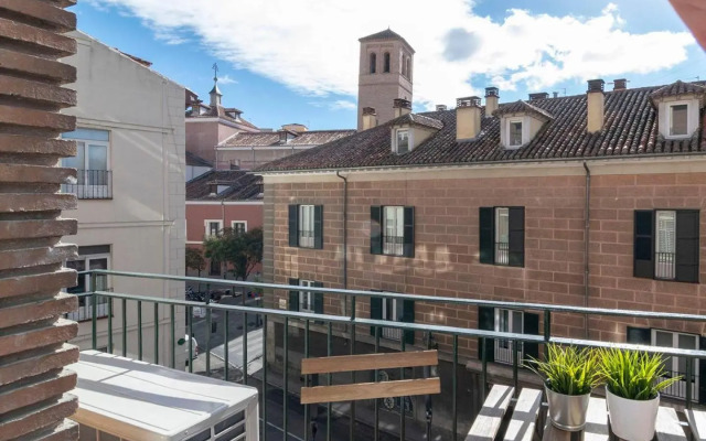 Sunny Apartment at the foot of Royal Palace by Batuecas
