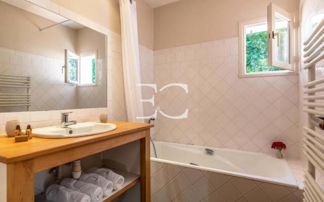 Easy Clés- Splendid 8 bedrooms property & pool