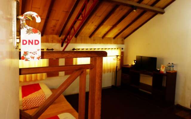 OYO 438 Cemara's Homestay