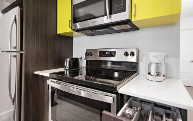 Downtown Metro Frontenac 2 BR new Apartment max 6p