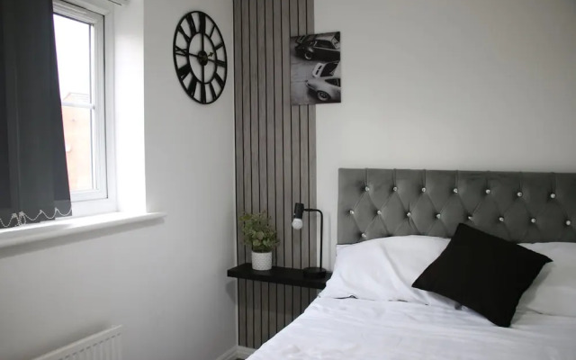 3 Bedroom House Close to City Centre/ Free Parking