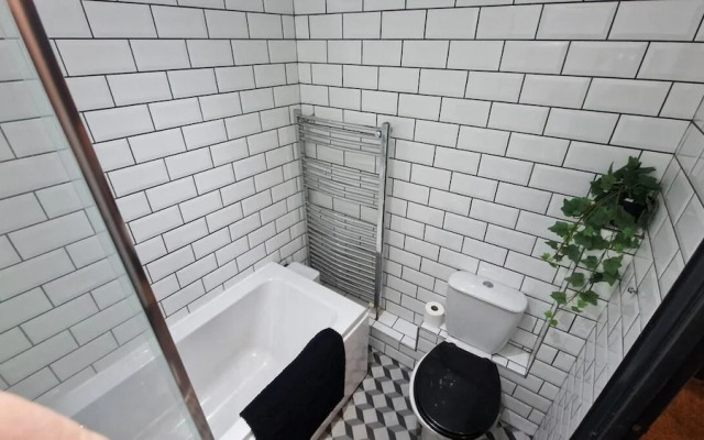 Charming 4-bed House in Wednesbury