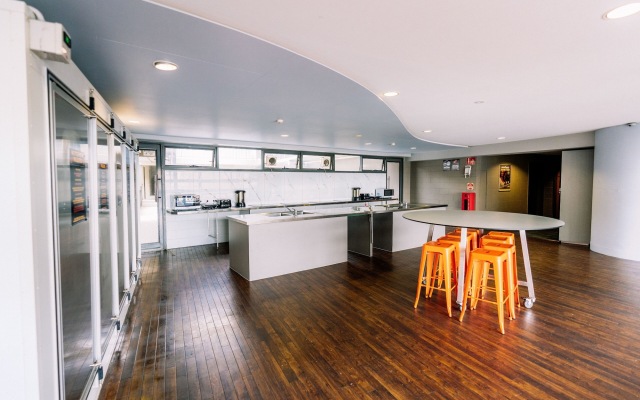 Gilligan's Backpackers Hotel & Resort