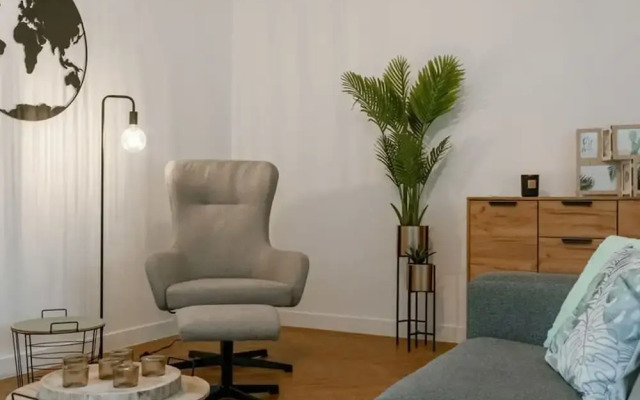 Centrally Located Modern Apartment With Parking