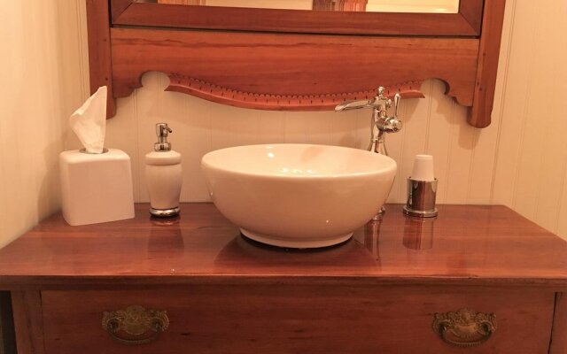 Historic Hutchinson House B&B