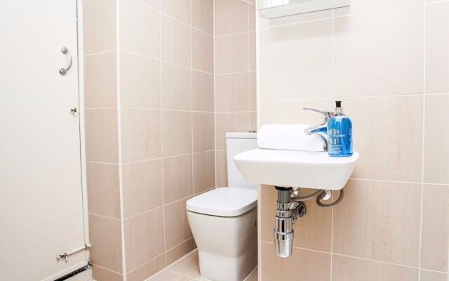 Bright &Spacious Central 1 Bed Basement Flat