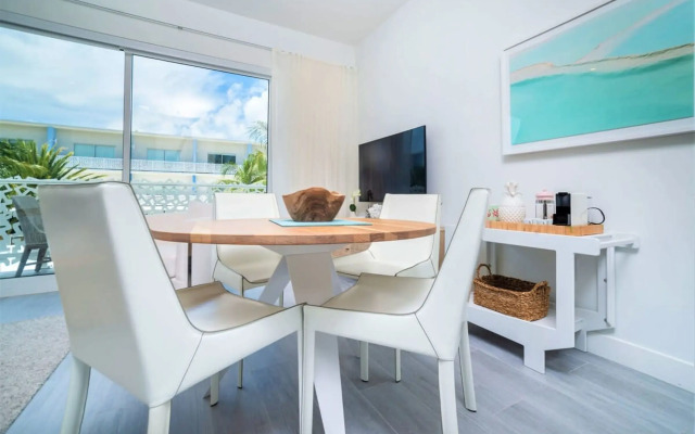Modern 1BR Apt w Rooftop Pool Onsite Amenities