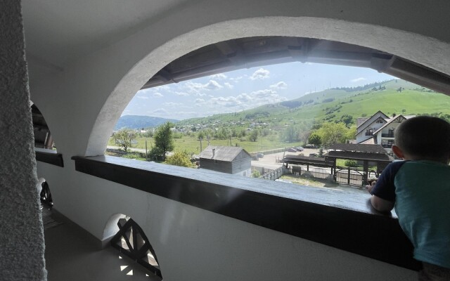 Beautiful 2-bed Apartment in Gura Humorului