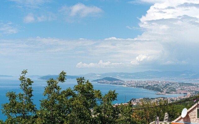 Awesome Home in Podstrana with Hot Tub, WiFi & 2 Bedrooms