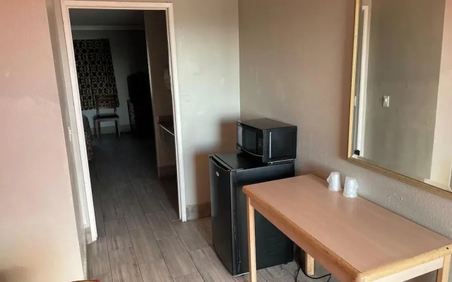 Passport Inn & Suites Corona Hotel