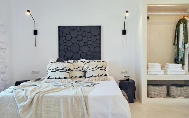 Private Villa Beachfront 30steps to Alemagou Beach