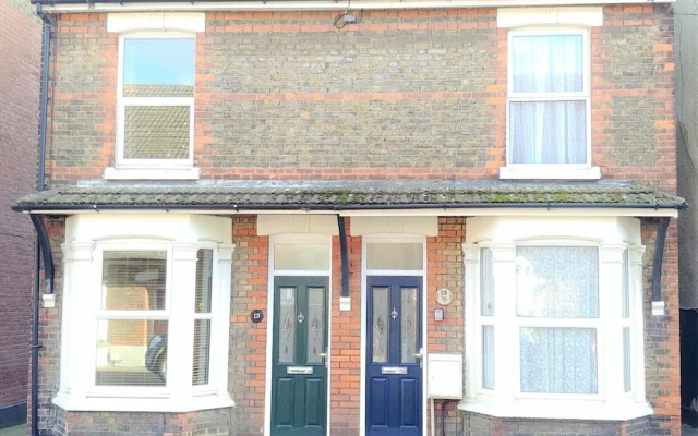 3-bed House With Superfast Wi-fi, DW Lettings 15vr