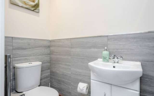 Homely Spaces Apt A, Large Studio W/king, 2guests