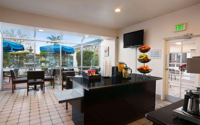 Travelodge by Wyndham Bakersfield