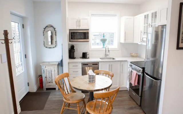 Detached Victorian Style Tiny Home - Long Stays U7