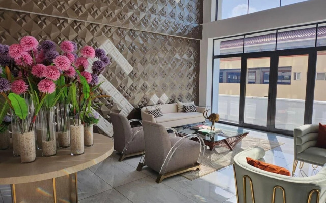 Luxurious & Comfy Gem-5 Star Location-pools, Gym!