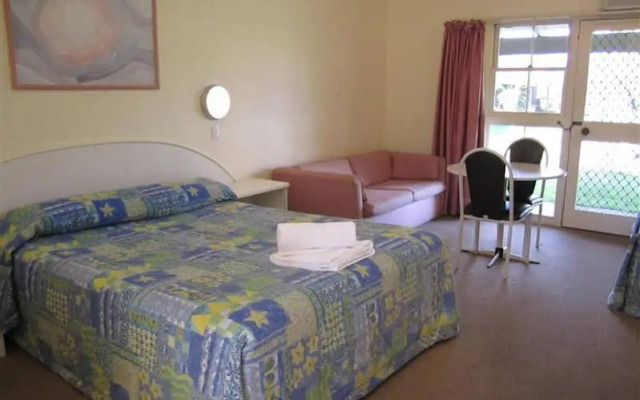 The Glades Country Club Motor Inn