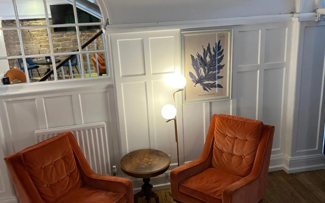 The Warwick Arms Hotel